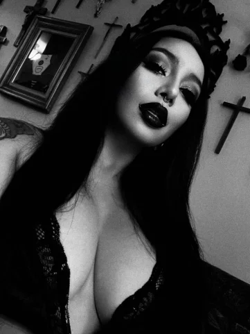 Photo of model @abaddonsdollfree
