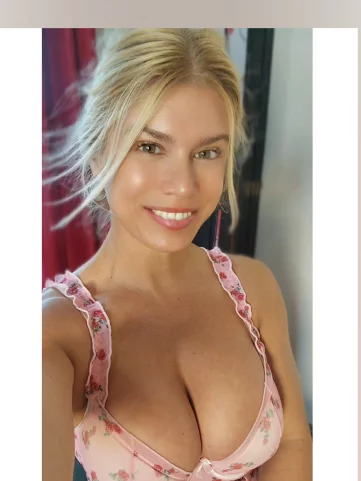 Photo of model @amyfitover40