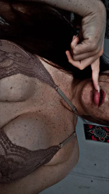 Photo of model @aria_redhead