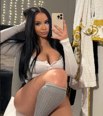 Photo of model @athenaromexo