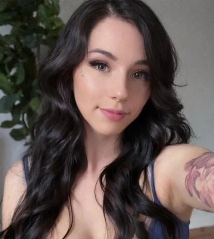 Photo of model @auroraa_moon