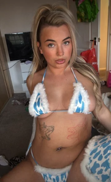Photo of model @avasmallxo