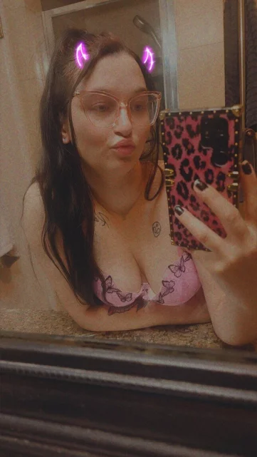 Photo of model @babyygiirl420