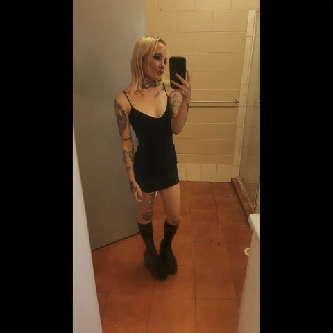 Photo of model @blondetattooedprincess98