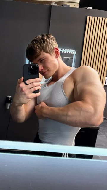 Photo of model @blondfitboy