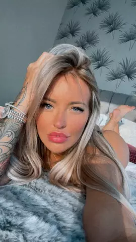 Photo of model @blondierosiie