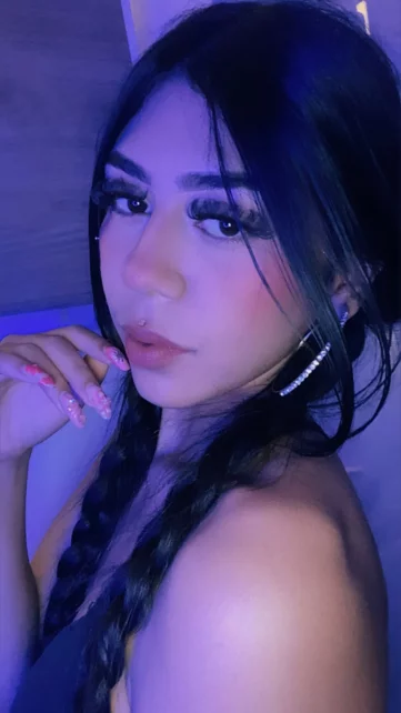 Photo of model @blushandvelvet