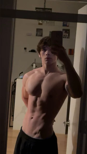 Photo of model @brandonrowlandx