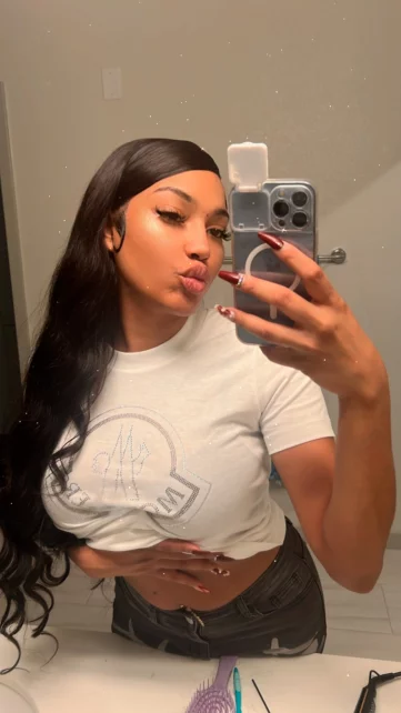 Photo of model @bratdollnae_