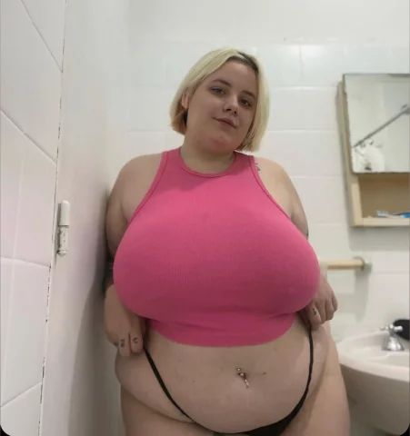 Photo of model @bustyblondibabby