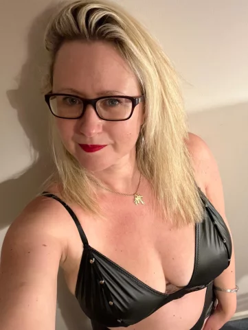 Photo of model @bustyblondmombshell