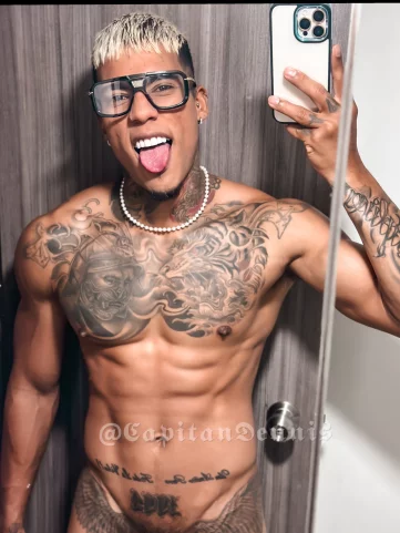 Photo of model @capitandennis