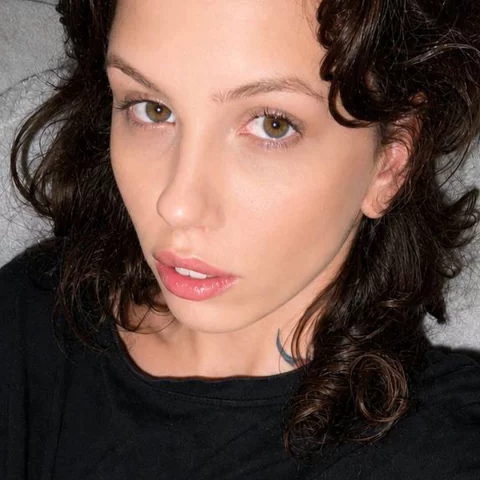 Photo of model @carlymiss