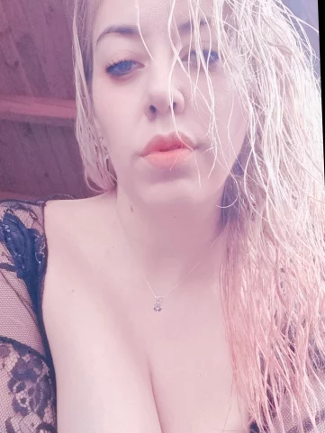 Photo of model @cathybigboobs