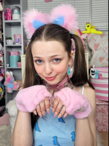 Photo of model @clairebear_rawrfree