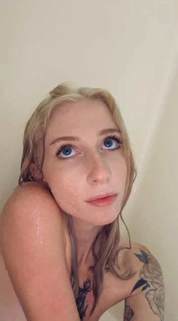 Photo of model @coconutmagenta_free