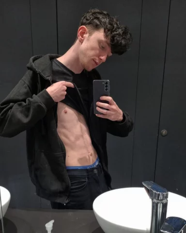Photo of model @comfy_twink_free