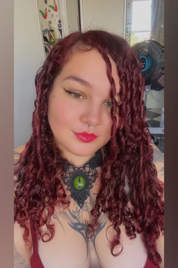 Photo of model @curlyfairie