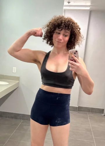 Photo of model @curlyfluffnstuff