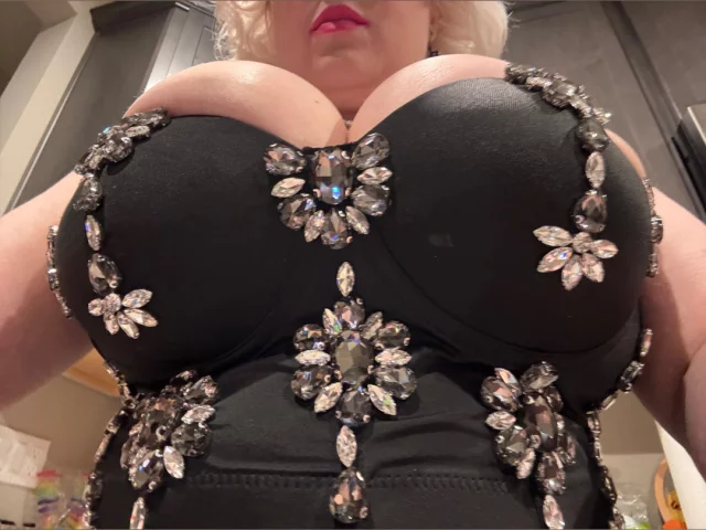 Photo of model @curvymmonroefree