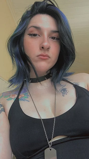 Photo of model @darkdeepviolet