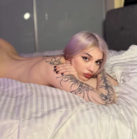 Photo of model @darlyndoll