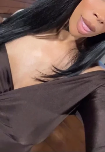 Photo of model @ebonykinkyqueen