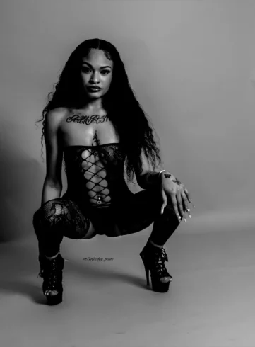 Photo of model @elegantmagic