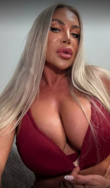 Photo of model @elizabeth_gold