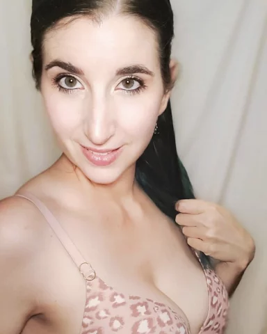 Photo of model @emilyuncovered