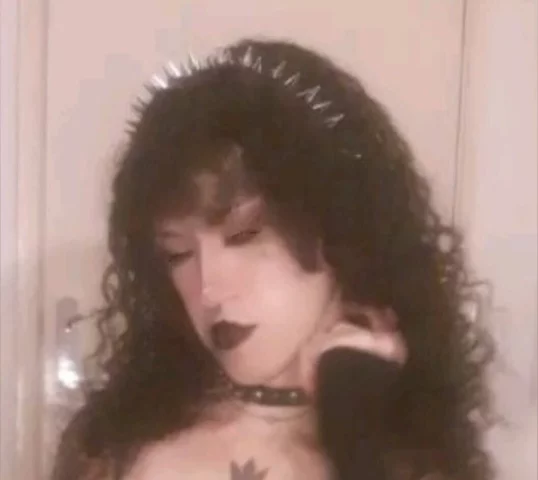 Photo of model @empress_raven