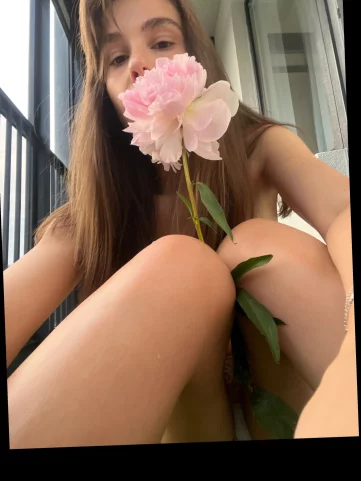 Photo of model @fellfromthemoon