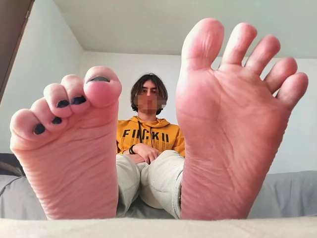 Photo of model @femfeetboi42