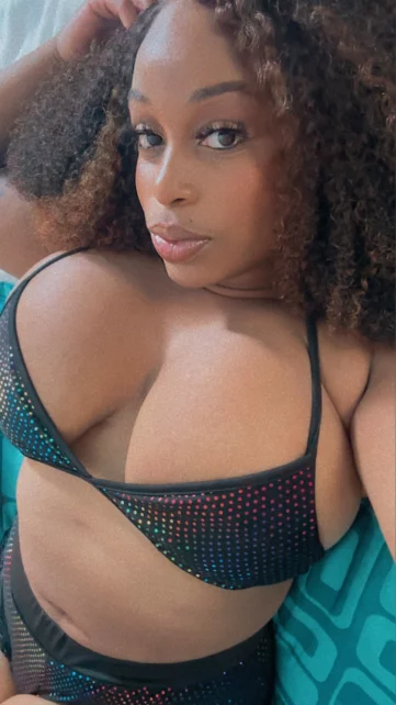 Photo of model @goldroseeey