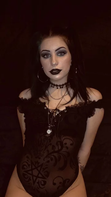Photo of model @goth-babe-free