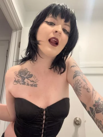 Photo of model @gothcranberry