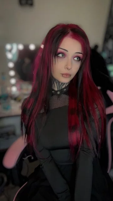 Photo of model @gothicbrat333
