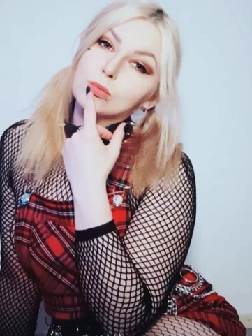 Photo of model @gothicdemoness