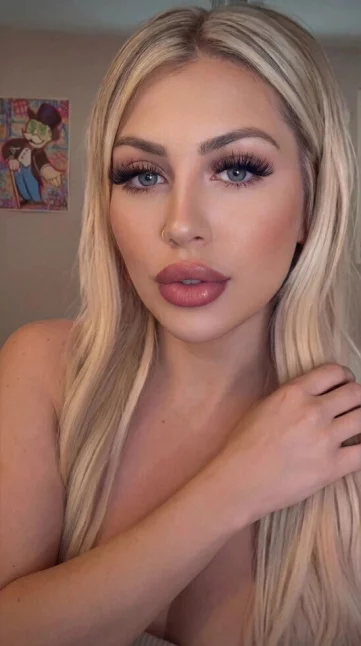 Photo of model @hellcatblondieforever