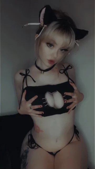Photo of model @hellgirrl
