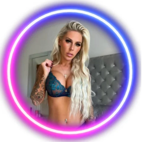 Photo of model @hotwifey