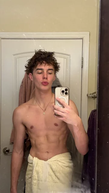 Photo of model @hungnextdoor