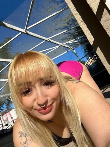Photo of model @juicyfruitjosie