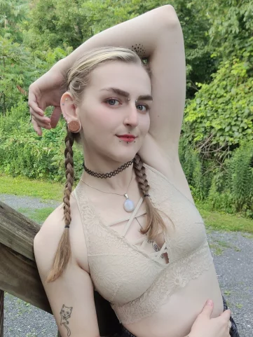 Photo of model @junipurrfern