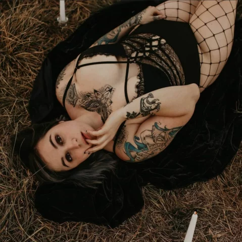 Photo of model @kinkytattedmilf