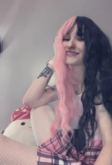 Photo of model @krysgothqueen