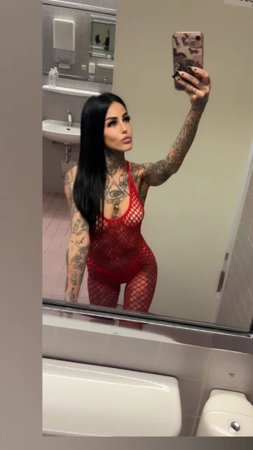 Photo of model @lady_sunshine_ink