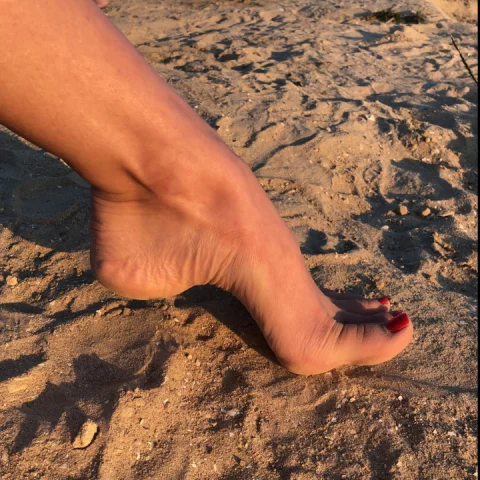 Photo of model @lanarobertsfeet
