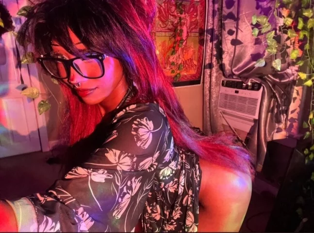 Photo of model @lewd_cerberus