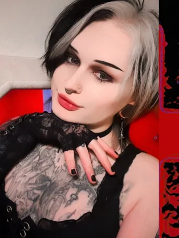 Photo of model @lonesomeghosts